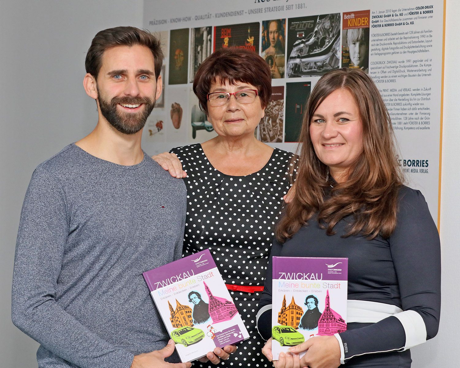 Herausgeber Thomas Förster, Autorin Angelika Michaelis und Grafikerin Anke Friedrich mit der Neuauflage von ZWICKAU - Meine bunte Stadt